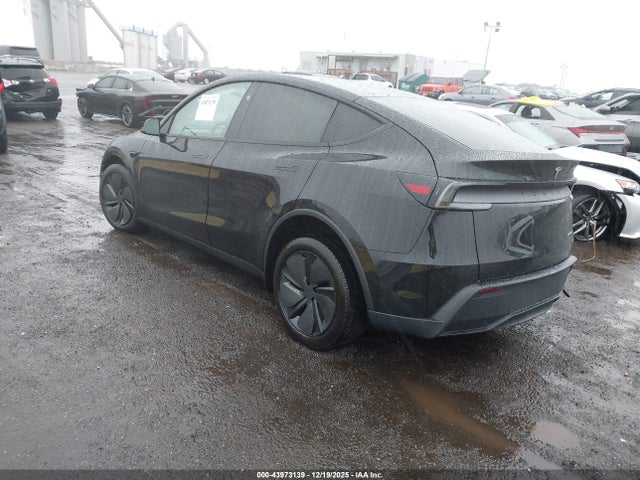 2026 TESLA MODEL Y 7SAYGDEE3TA588119 Photo 2