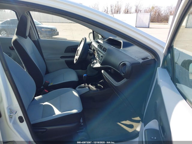 JTDKDTB33E1561395 Toyota Prius C One