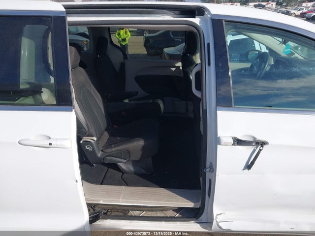 2C4RC1DG1HR588424 Chrysler Pacifica Touring