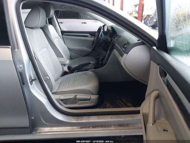 2017 VOLKSWAGEN PASSAT 1VWBT7A37HC003759 Photo 4