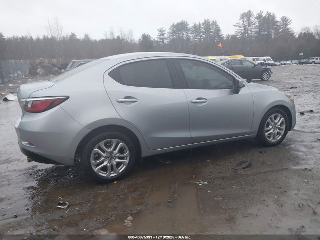 2017 Toyota Yaris Ia მანქანა იყიდება აუქციონზე, vin: 3MYDLBYV0HY172617, აუქციონის ნომერი: 43975391