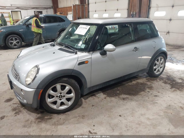 2006 MINI COOPER WMWRC33596TK19017 Photo 1