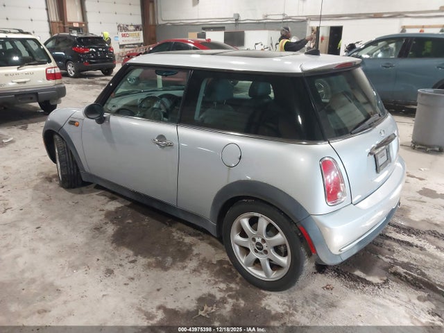 2006 MINI COOPER WMWRC33596TK19017 Photo 2