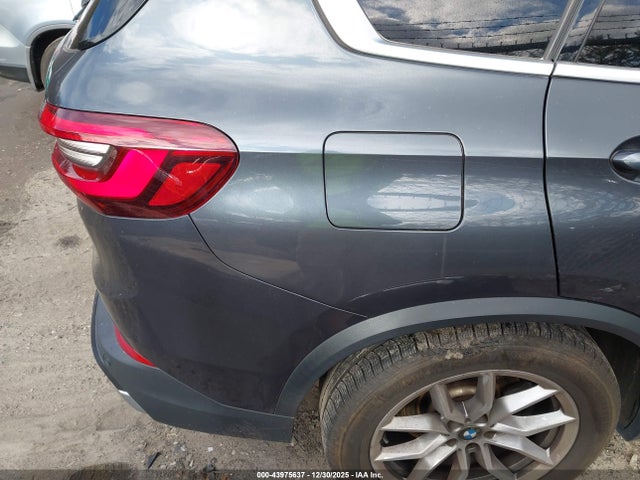2021 BMW X5 5UXCR6C09M9F47644 Photo 3