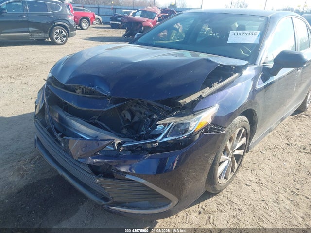 Продажа на аукционе авто 2021 Toyota Camry Le, vin: 4T1C11AKXMU523889, номер лота: 43975900