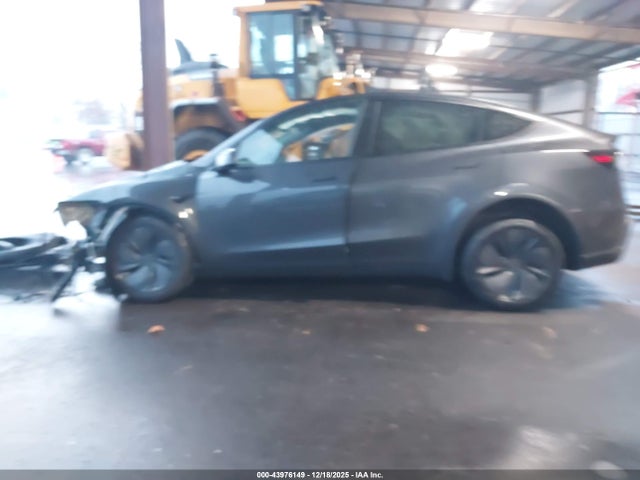 Продажа на аукционе авто 2026 Tesla Model Y Premium Rear-wheel Drive, vin: 7SAYGDED4TA589268, номер лота: 43976149