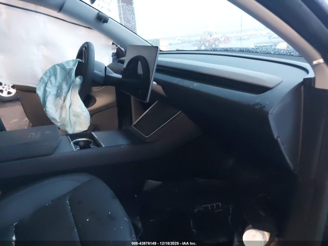 Продажа на аукционе авто 2026 Tesla Model Y Premium Rear-wheel Drive, vin: 7SAYGDED4TA589268, номер лота: 43976149