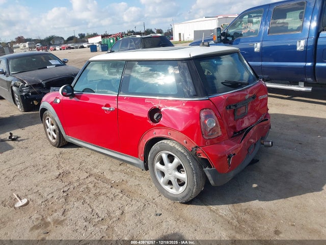 2010 MINI COOPER WMWMF3C59ATZ66062 Photo 2