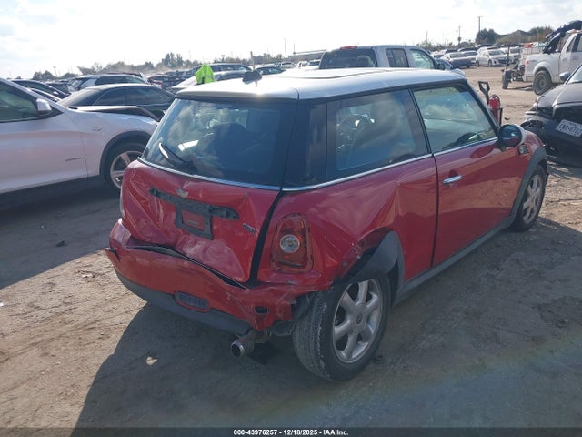 2010 MINI COOPER WMWMF3C59ATZ66062 Photo 3