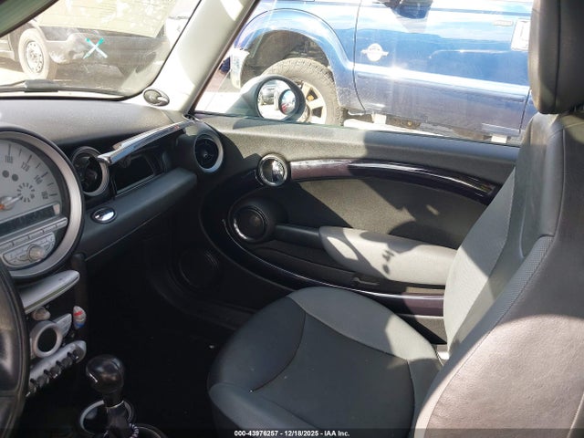 2010 MINI COOPER WMWMF3C59ATZ66062 Photo 4