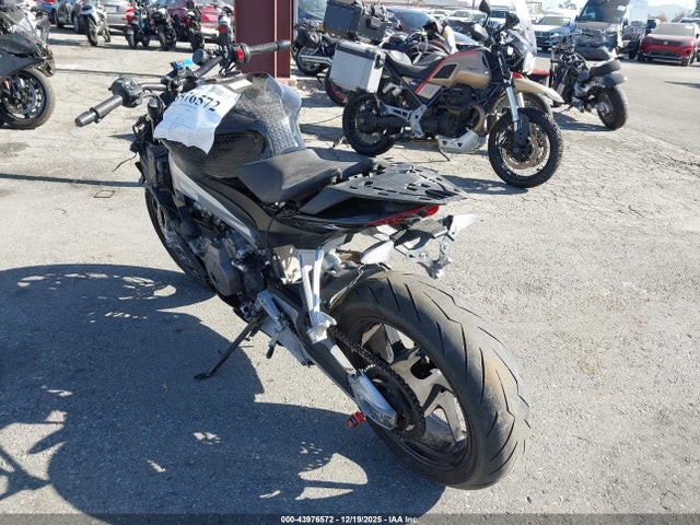 2022 APRILIA TUONO ZD4KSUM00NS000021 Photo 2