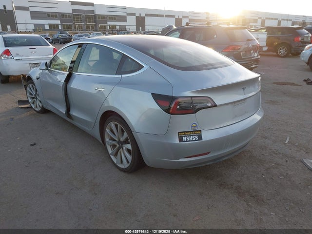 2018 TESLA MODEL 3 5YJ3E1EA1JF048485 Photo 2