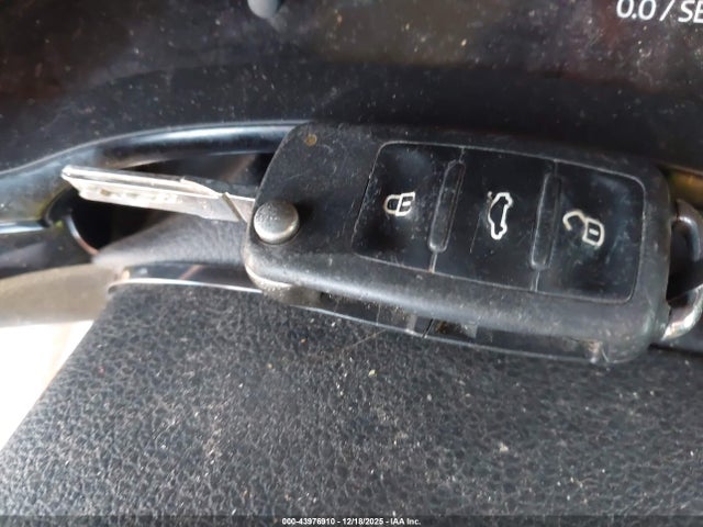 43976910 :رقم المزاد ، 3VWF17AT2EM638633 vin ، 2014 Volkswagen Beetle 1.8t Entry مزاد بيع