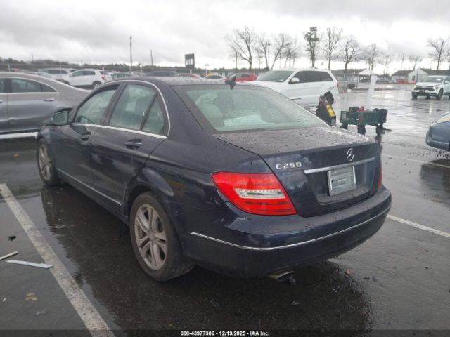 2014 MERCEDES-BENZ C 250 WDDGF4HB4ER307786 Photo 2