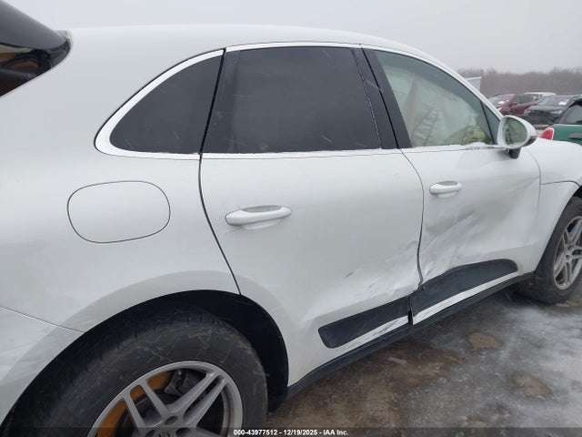 2015 PORSCHE MACAN WP1AB2A53FLB69472 Photo 5
