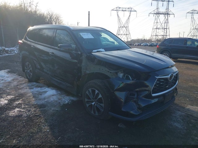 Auction sale of the 2021 Toyota Highlander Xle, vin: 5TDGZRBH7MS136009, lot number: 43977672