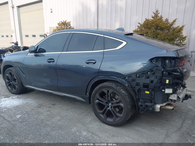 2022 BMW X6 5UXCY6C00N9J42922 Photo 2