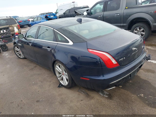 2017 JAGUAR XJ SAJWJ2GD0H8W03928 Photo 2