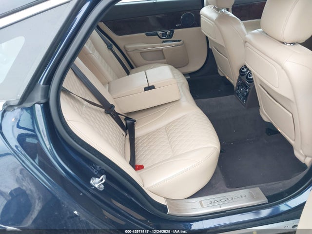 2017 JAGUAR XJ SAJWJ2GD0H8W03928 Photo 7