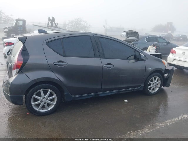 JTDKDTB30H1592155 Toyota Prius C One