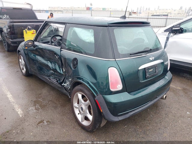 2005 MINI COOPER WMWRC33575TK60776 Photo 2