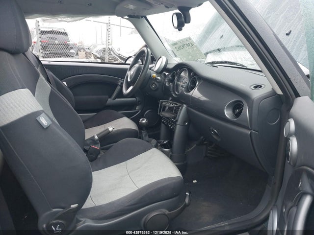 2005 MINI COOPER WMWRC33575TK60776 Photo 4
