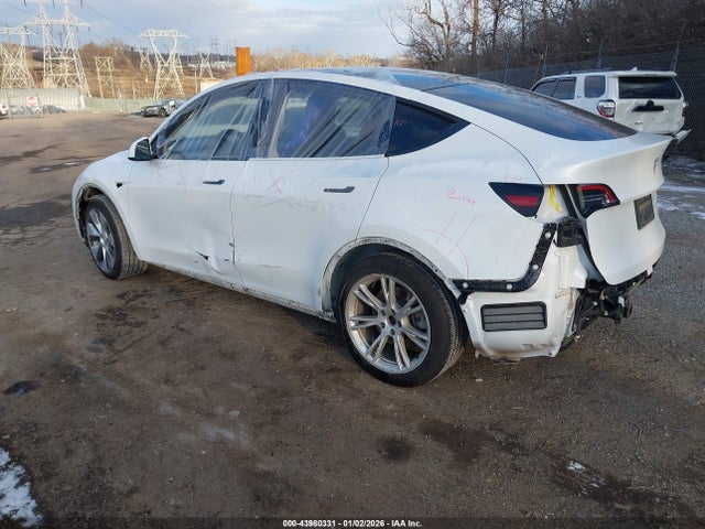 2021 TESLA MODEL Y 5YJYGAEE2MF180095 Photo 2