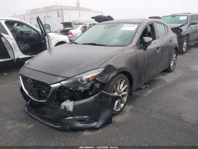 Mazda Mazda3 Grand Touring 2017 3MZBN1M31HM129584 Image 2