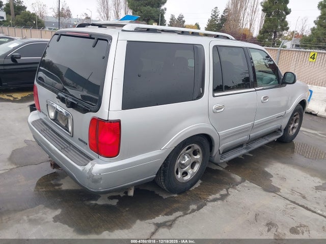 1998 LINCOLN NAVIGATOR 5LMPU28L7WLJ17555 Photo 3