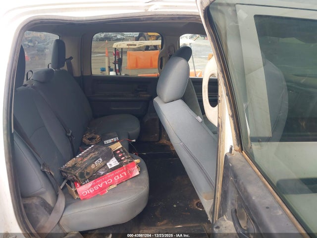 3C6UR5CL1JG303366 RAM 2500 Tradesman 4x4 6&#039;4 Box