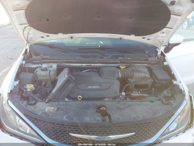 2017 Chrysler Pacifica Touring Plus მანქანა იყიდება აუქციონზე, vin: 2C4RC1BG2HR796086, აუქციონის ნომერი: 43981469