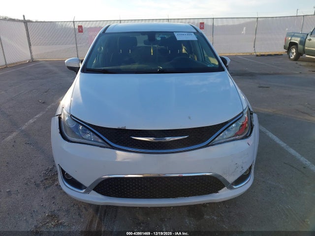 2017 Chrysler Pacifica Touring Plus მანქანა იყიდება აუქციონზე, vin: 2C4RC1BG2HR796086, აუქციონის ნომერი: 43981469