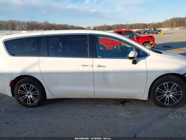 2017 Chrysler Pacifica Touring Plus მანქანა იყიდება აუქციონზე, vin: 2C4RC1BG2HR796086, აუქციონის ნომერი: 43981469