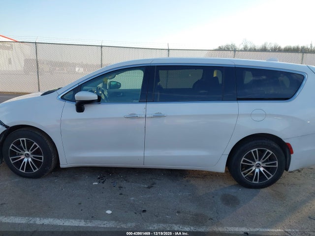 2017 Chrysler Pacifica Touring Plus მანქანა იყიდება აუქციონზე, vin: 2C4RC1BG2HR796086, აუქციონის ნომერი: 43981469