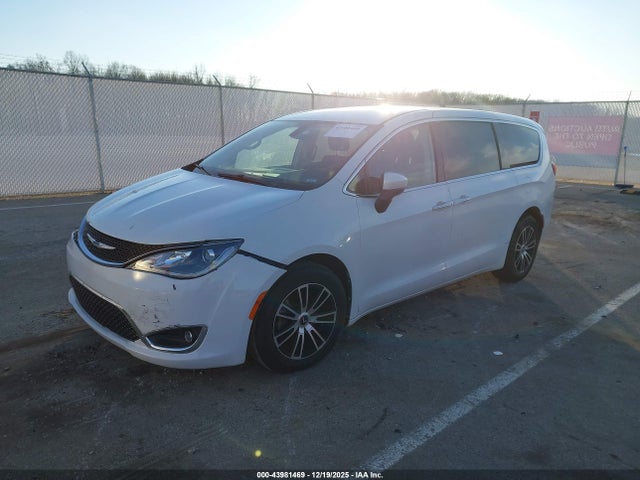 2017 Chrysler Pacifica Touring Plus მანქანა იყიდება აუქციონზე, vin: 2C4RC1BG2HR796086, აუქციონის ნომერი: 43981469