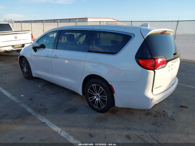 2017 Chrysler Pacifica Touring Plus მანქანა იყიდება აუქციონზე, vin: 2C4RC1BG2HR796086, აუქციონის ნომერი: 43981469