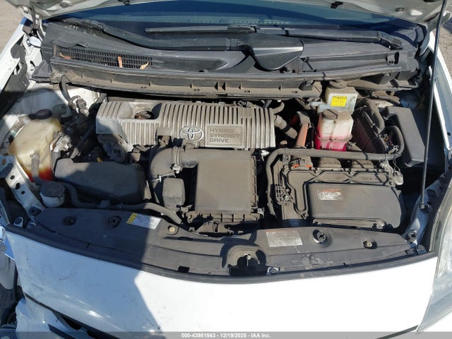 JTDKN3DUXF2003588 Toyota Prius Three