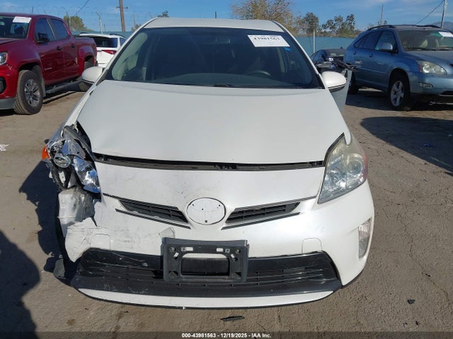 JTDKN3DUXF2003588 Toyota Prius Three