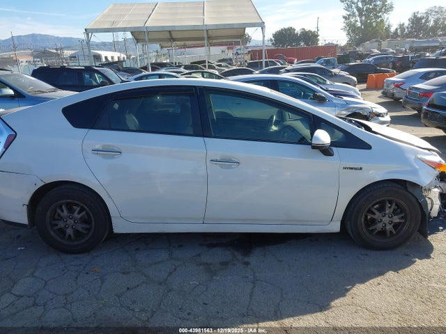 JTDKN3DUXF2003588 Toyota Prius Three