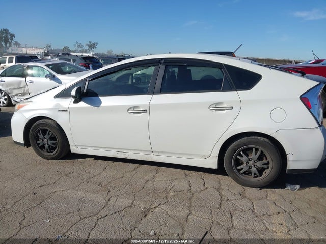JTDKN3DUXF2003588 Toyota Prius Three