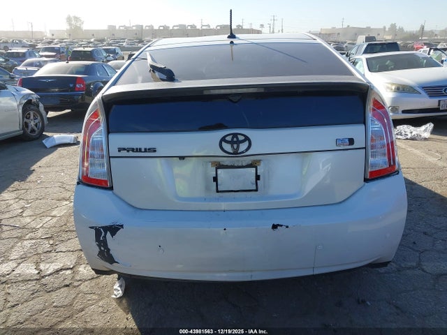 JTDKN3DUXF2003588 Toyota Prius Three