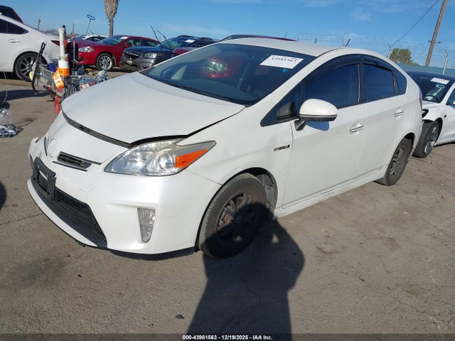 JTDKN3DUXF2003588 Toyota Prius Three