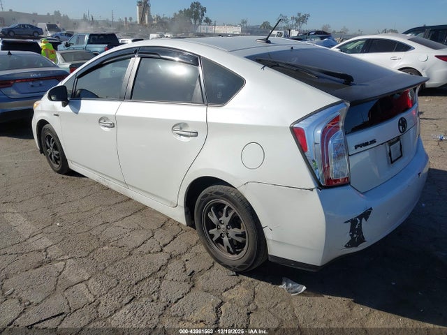 JTDKN3DUXF2003588 Toyota Prius Three
