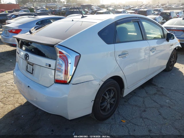 JTDKN3DUXF2003588 Toyota Prius Three