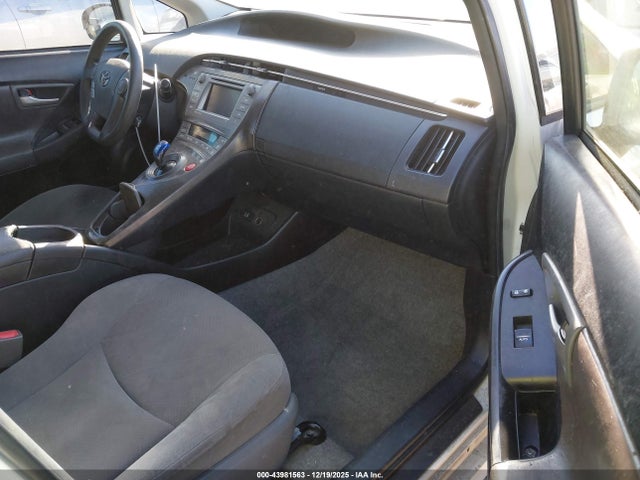 JTDKN3DUXF2003588 Toyota Prius Three