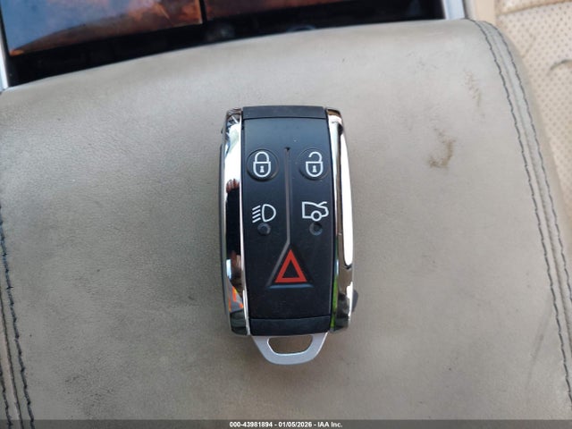 2011 JAGUAR XF SAJWA0GB2BLS19186 Photo 10