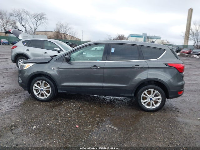 1FMCU9GDXKUA43881 Ford ESCAPE SE