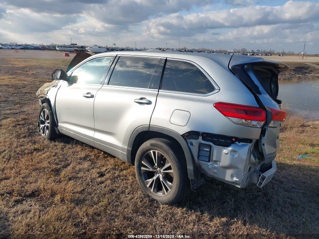5TDZARFHXJS038131 Toyota Highlander Le