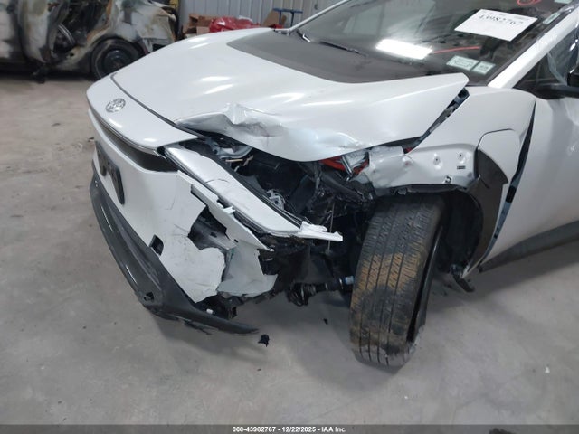 Toyota BZ4X XLE 2024 JTMABACA8RA078042 Image 6