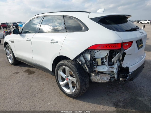 2017 JAGUAR F-PACE SADCJ2BV5HA885823 Photo 2